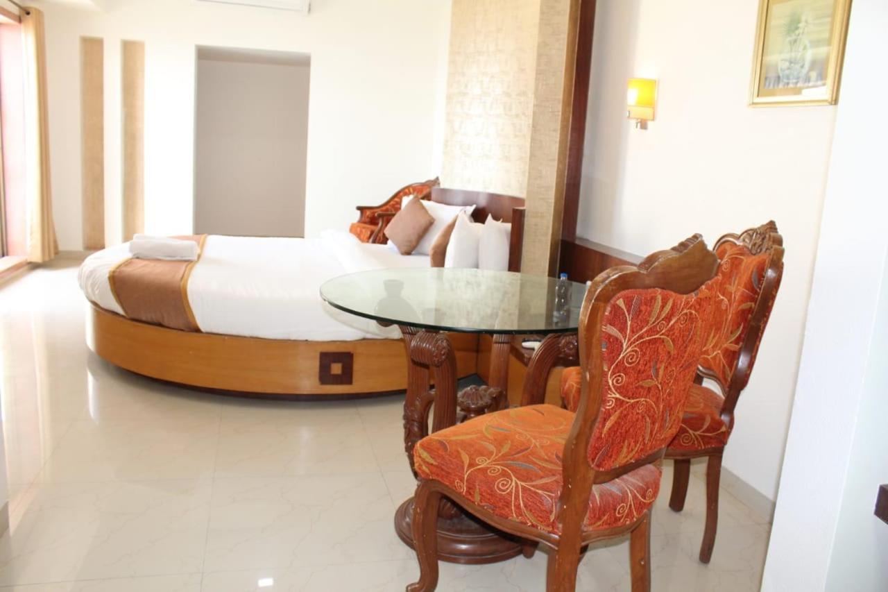 Abhishek Beach Resort And Spa Ганпатипуле Екстериор снимка
