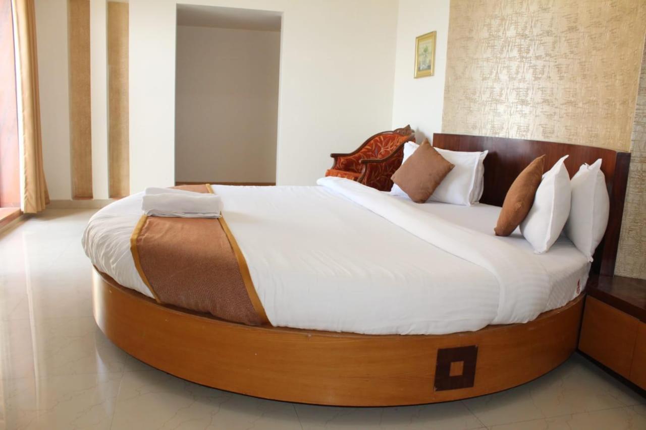 Abhishek Beach Resort And Spa Ганпатипуле Екстериор снимка