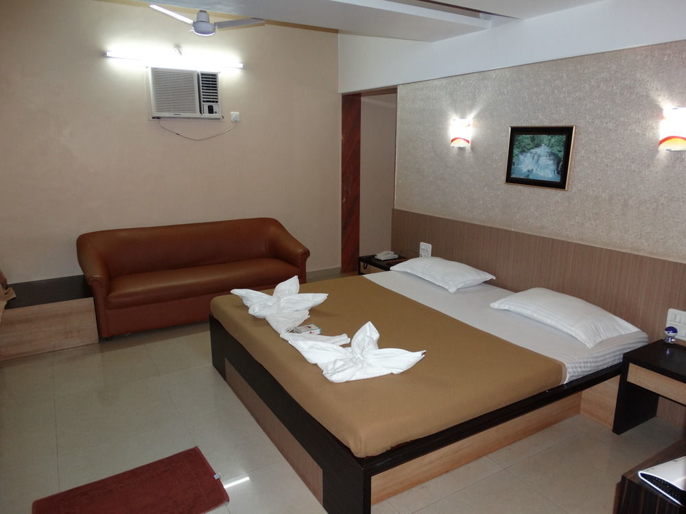 Abhishek Beach Resort And Spa Ганпатипуле Екстериор снимка