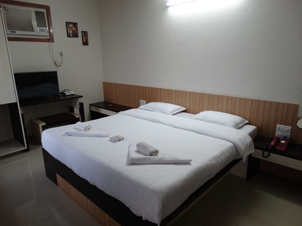 Abhishek Beach Resort And Spa Ганпатипуле Екстериор снимка