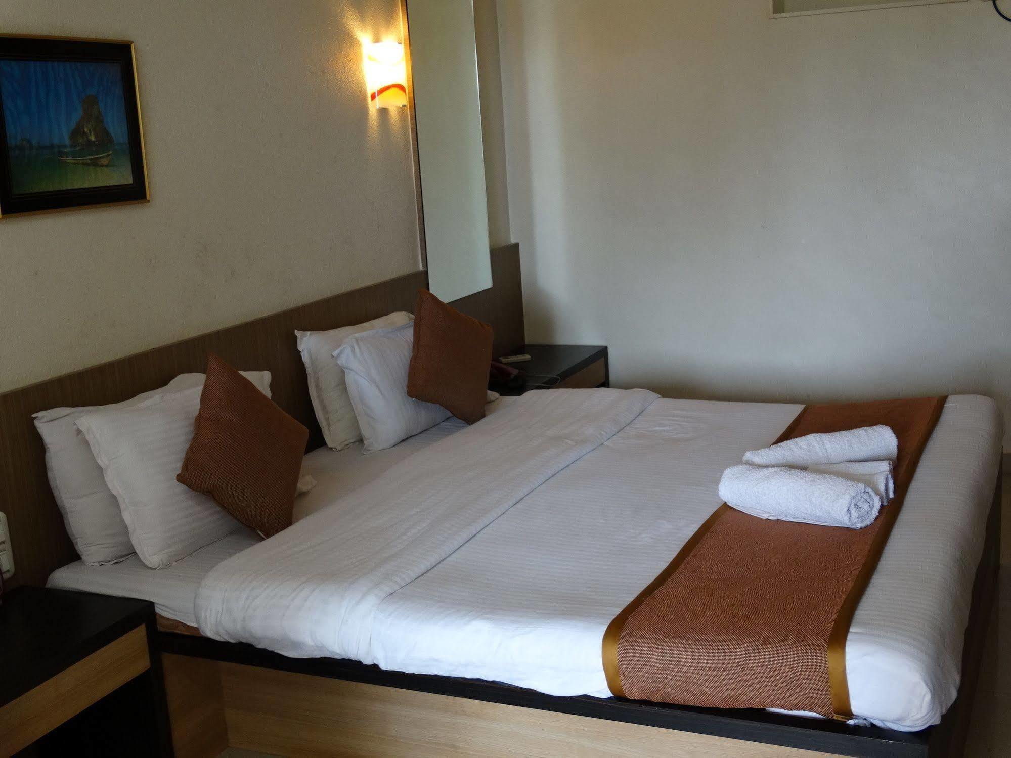 Abhishek Beach Resort And Spa Ганпатипуле Екстериор снимка