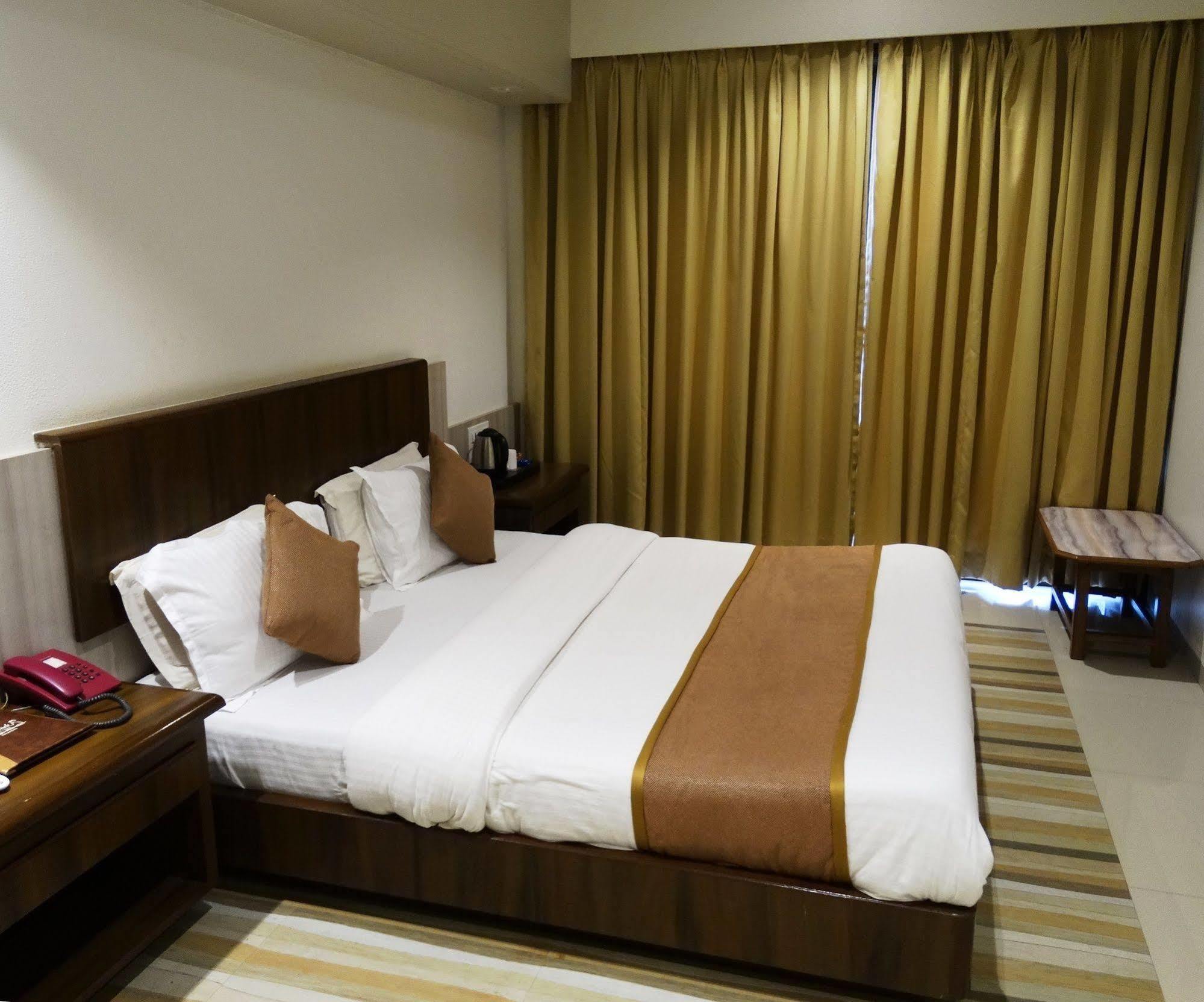 Abhishek Beach Resort And Spa Ганпатипуле Екстериор снимка