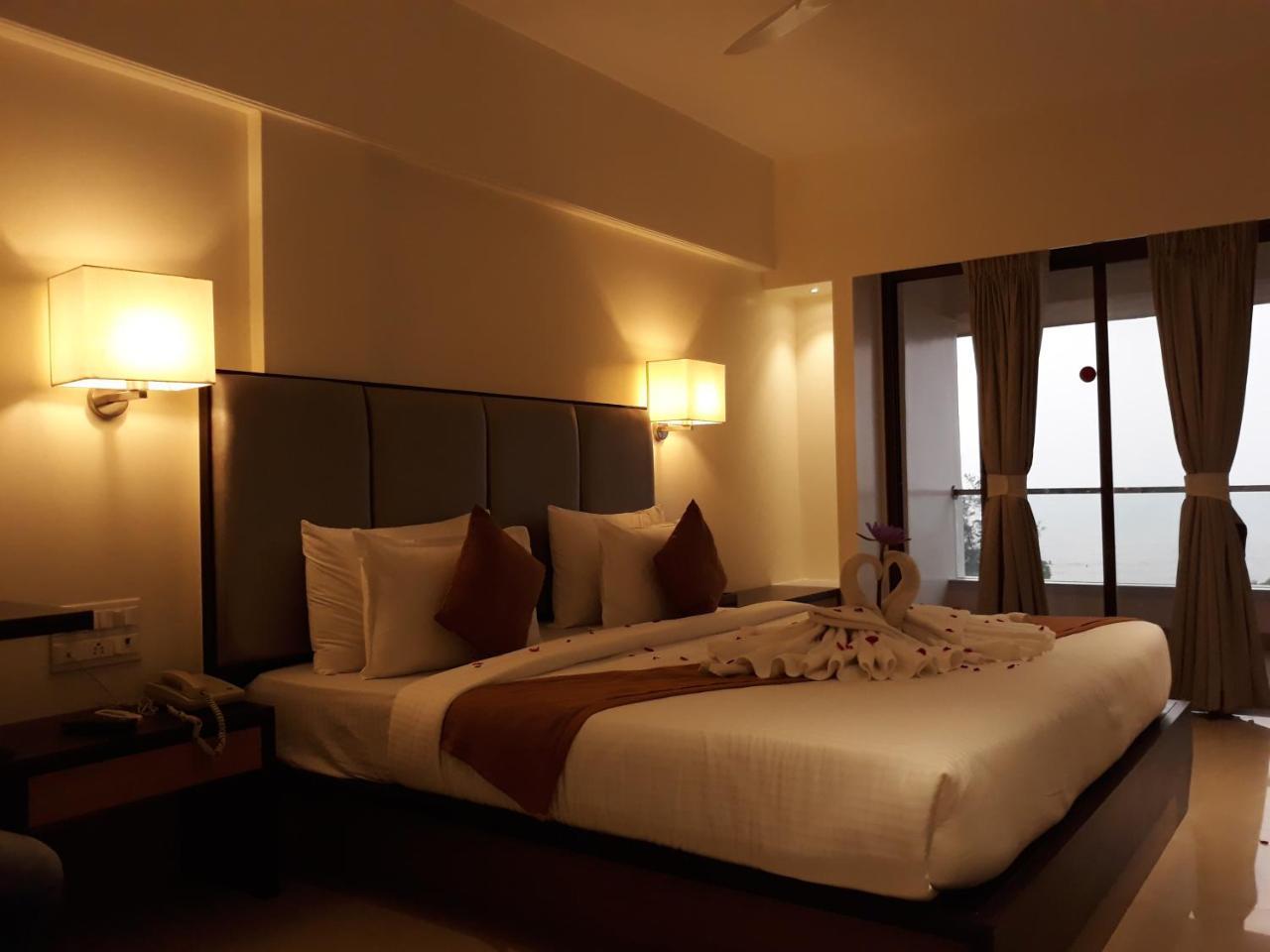 Abhishek Beach Resort And Spa Ганпатипуле Екстериор снимка