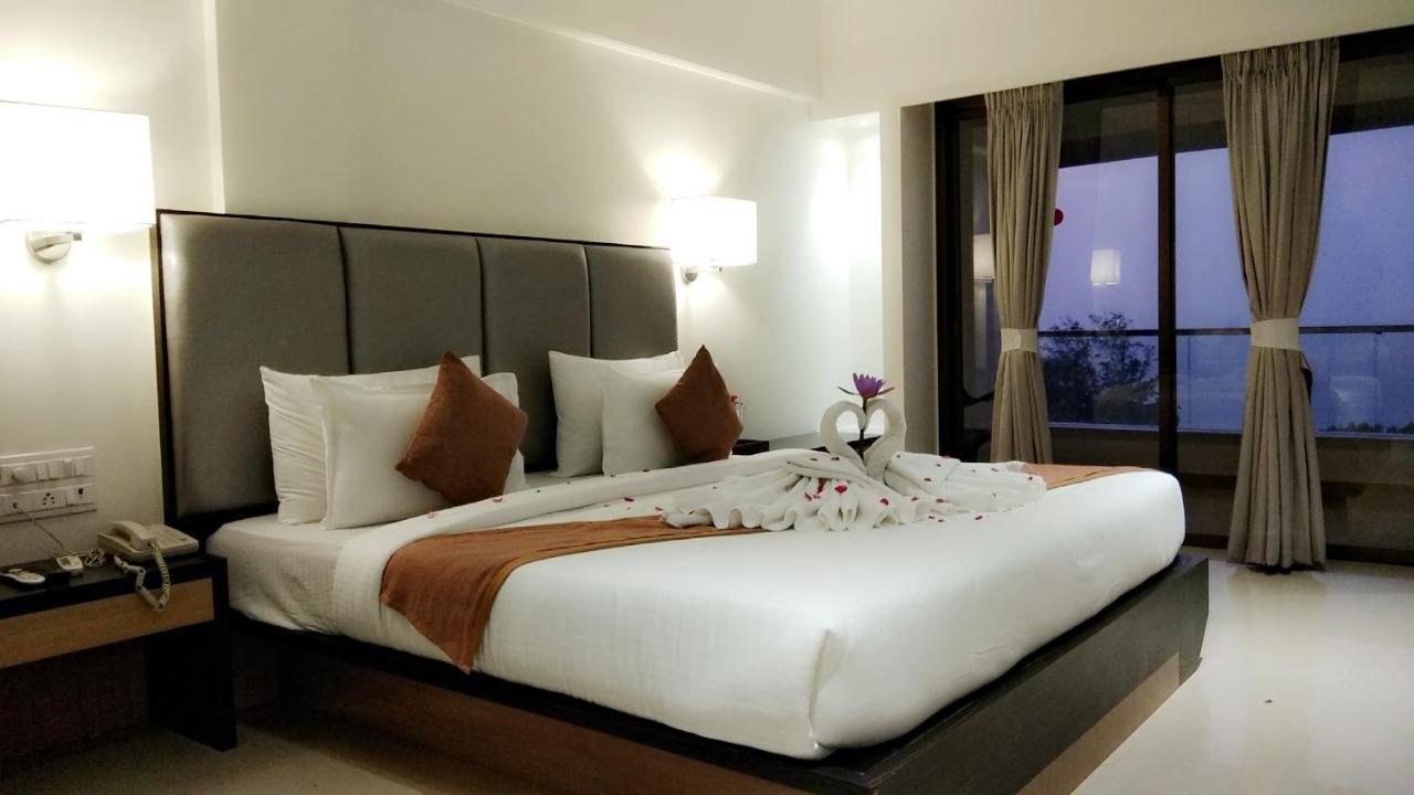 Abhishek Beach Resort And Spa Ганпатипуле Екстериор снимка