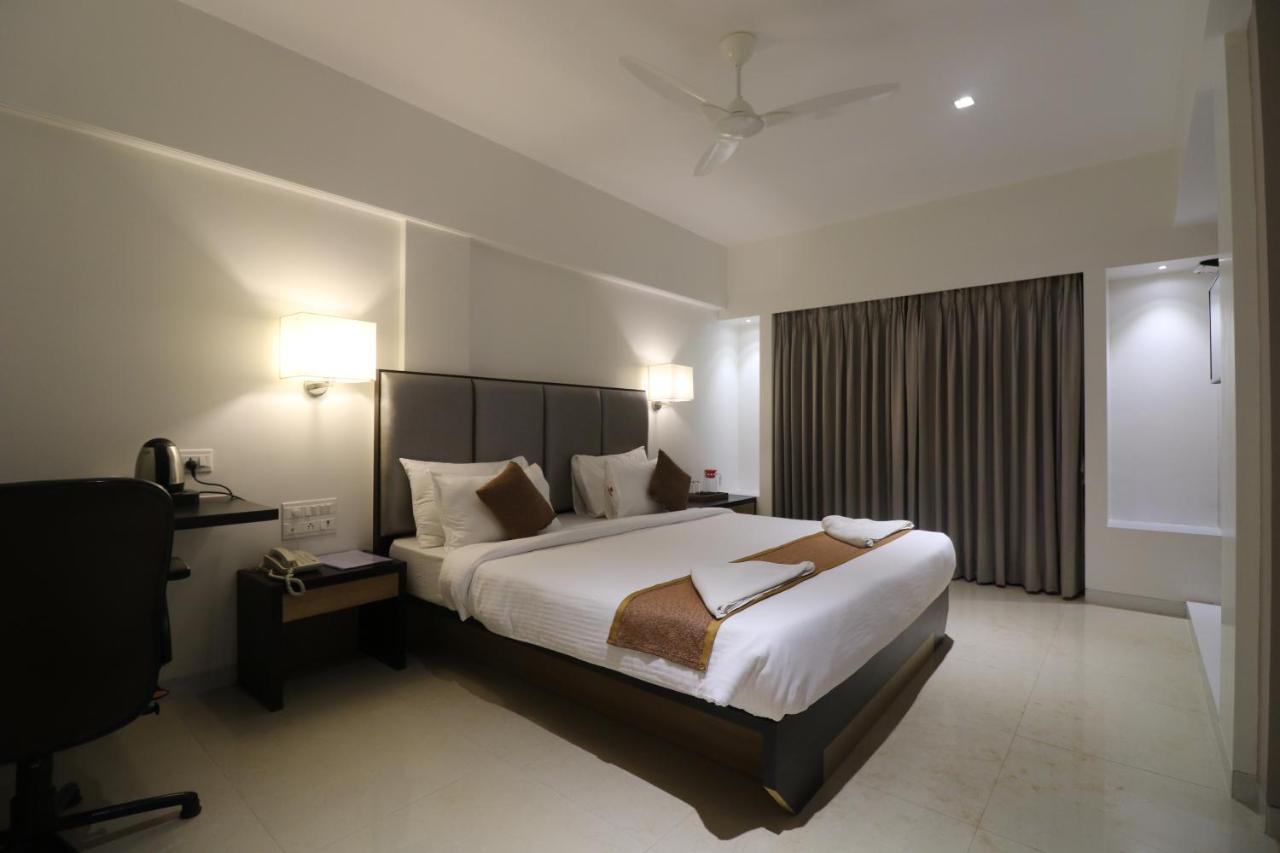 Abhishek Beach Resort And Spa Ганпатипуле Екстериор снимка