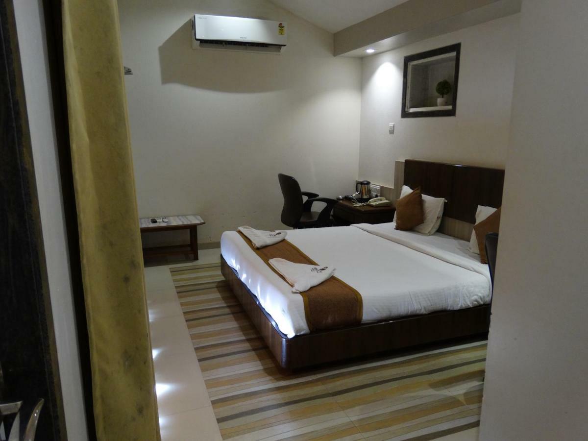 Abhishek Beach Resort And Spa Ганпатипуле Екстериор снимка