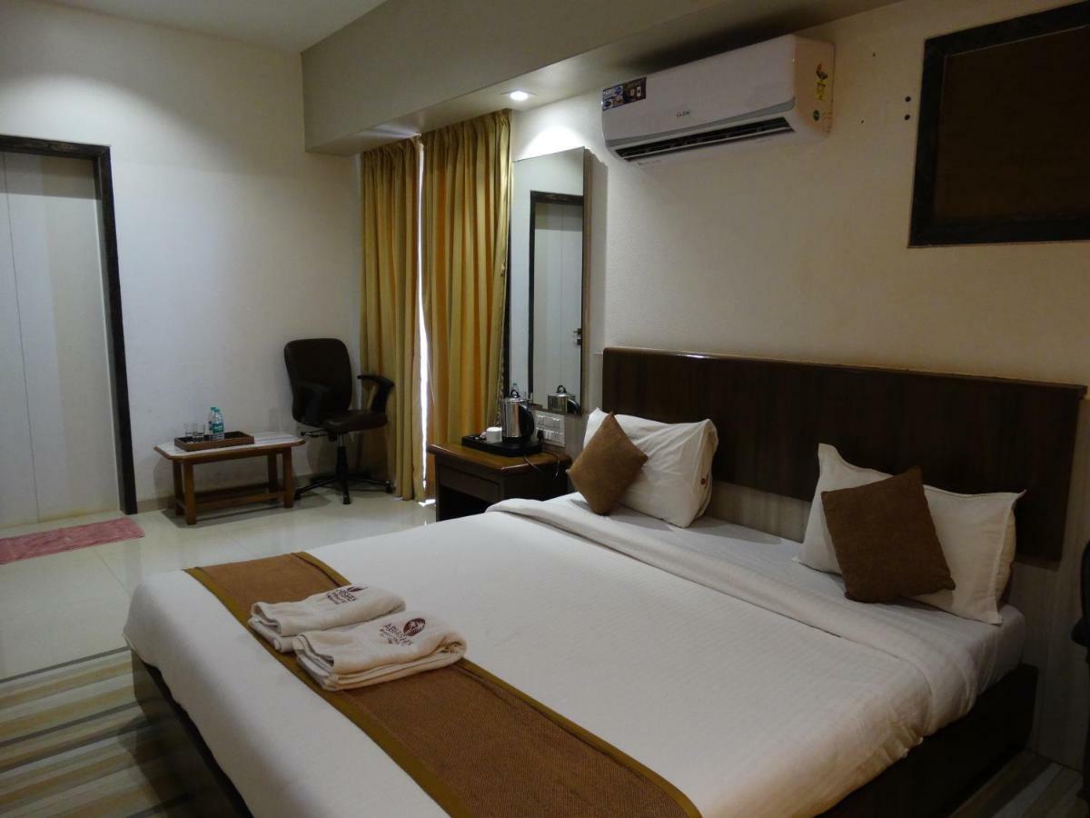 Abhishek Beach Resort And Spa Ганпатипуле Екстериор снимка