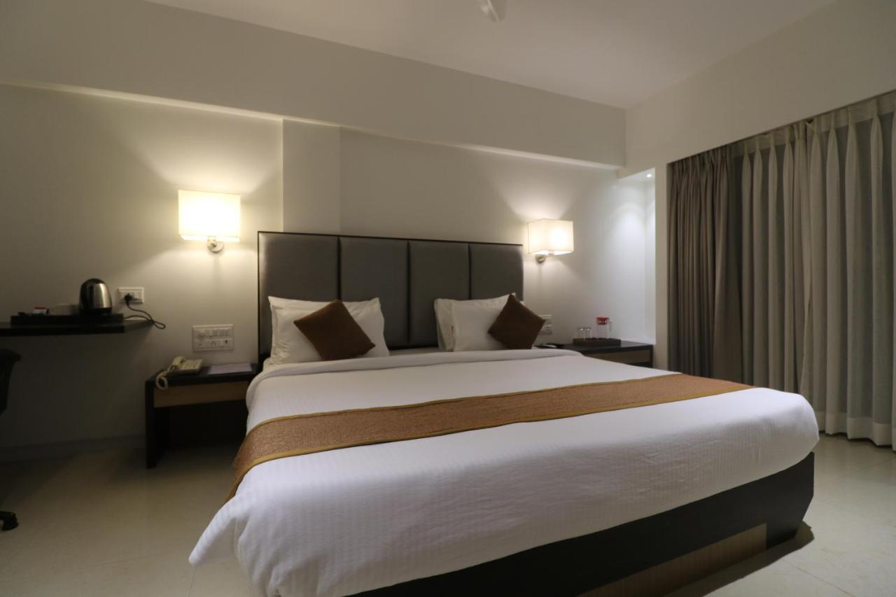 Abhishek Beach Resort And Spa Ганпатипуле Екстериор снимка